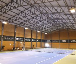 Tennis inne hall